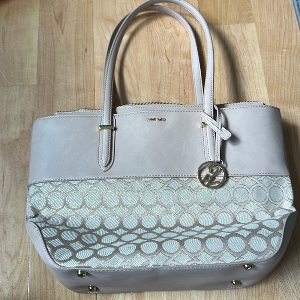 New nine west bag in great shape pink and gold